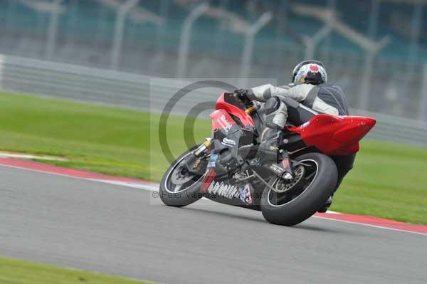 Motorcycle action photographs;Silverstone circuit;Silverstone photographs;Trackday digital images;event digital images;eventdigitalimages;no limits trackday;peter wileman photography;rockingham towcester northamptonshire;trackday;trackday photos