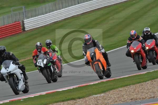 Motorcycle action photographs;Silverstone circuit;Silverstone photographs;Trackday digital images;event digital images;eventdigitalimages;no limits trackday;peter wileman photography;rockingham towcester northamptonshire;trackday;trackday photos