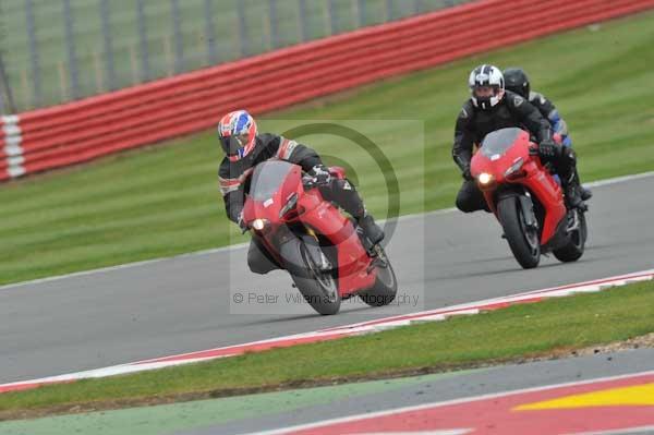 Motorcycle action photographs;Silverstone circuit;Silverstone photographs;Trackday digital images;event digital images;eventdigitalimages;no limits trackday;peter wileman photography;rockingham towcester northamptonshire;trackday;trackday photos
