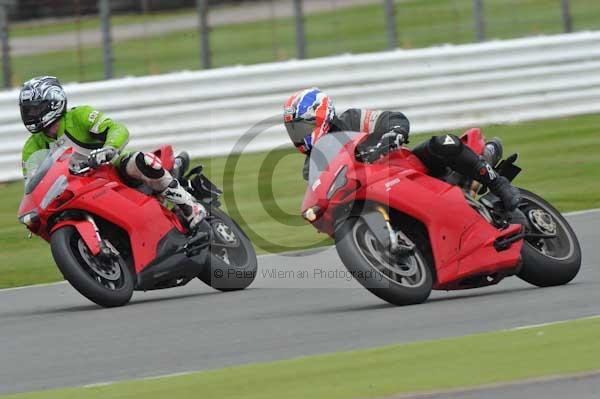 Motorcycle action photographs;Silverstone circuit;Silverstone photographs;Trackday digital images;event digital images;eventdigitalimages;no limits trackday;peter wileman photography;rockingham towcester northamptonshire;trackday;trackday photos