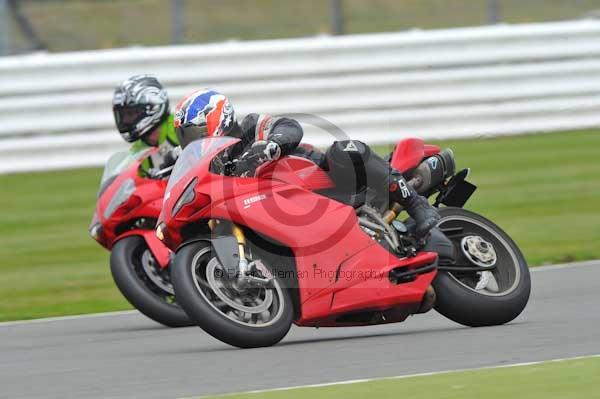 Motorcycle action photographs;Silverstone circuit;Silverstone photographs;Trackday digital images;event digital images;eventdigitalimages;no limits trackday;peter wileman photography;rockingham towcester northamptonshire;trackday;trackday photos