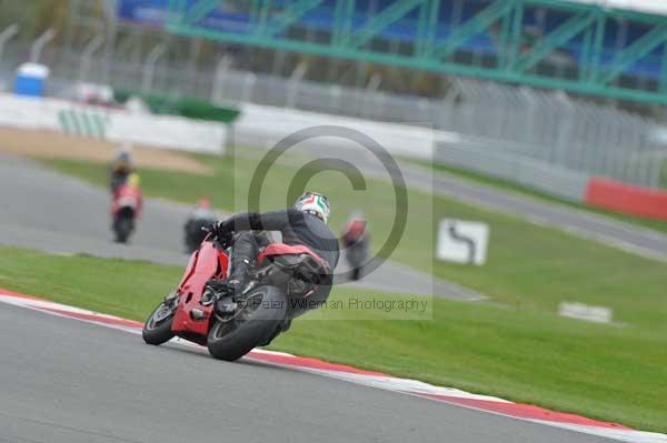 Motorcycle action photographs;Silverstone circuit;Silverstone photographs;Trackday digital images;event digital images;eventdigitalimages;no limits trackday;peter wileman photography;rockingham towcester northamptonshire;trackday;trackday photos