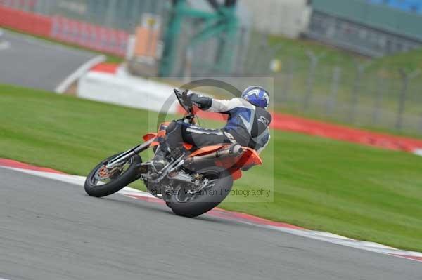 Motorcycle action photographs;Silverstone circuit;Silverstone photographs;Trackday digital images;event digital images;eventdigitalimages;no limits trackday;peter wileman photography;rockingham towcester northamptonshire;trackday;trackday photos