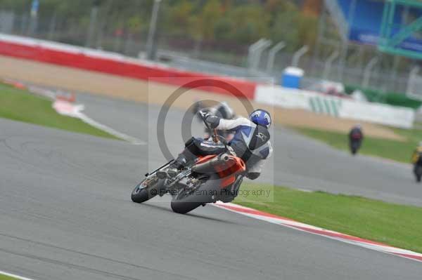 Motorcycle action photographs;Silverstone circuit;Silverstone photographs;Trackday digital images;event digital images;eventdigitalimages;no limits trackday;peter wileman photography;rockingham towcester northamptonshire;trackday;trackday photos