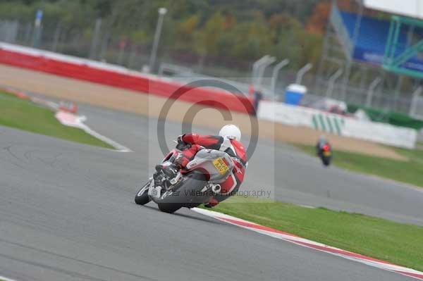 Motorcycle action photographs;Silverstone circuit;Silverstone photographs;Trackday digital images;event digital images;eventdigitalimages;no limits trackday;peter wileman photography;rockingham towcester northamptonshire;trackday;trackday photos