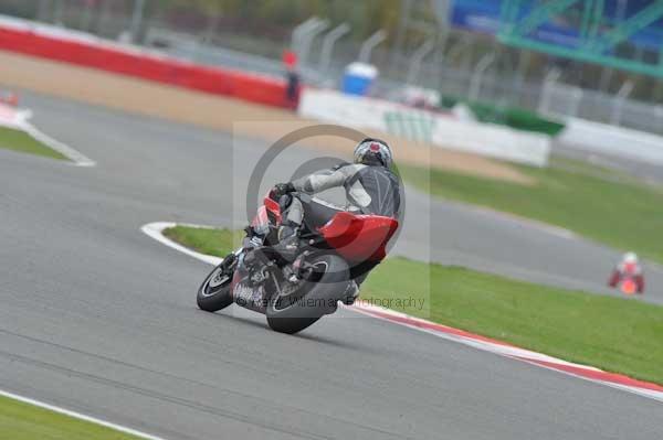 Motorcycle action photographs;Silverstone circuit;Silverstone photographs;Trackday digital images;event digital images;eventdigitalimages;no limits trackday;peter wileman photography;rockingham towcester northamptonshire;trackday;trackday photos