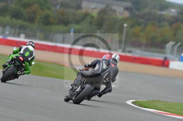 Motorcycle action photographs;Silverstone circuit;Silverstone photographs;Trackday digital images;event digital images;eventdigitalimages;no limits trackday;peter wileman photography;rockingham towcester northamptonshire;trackday;trackday photos