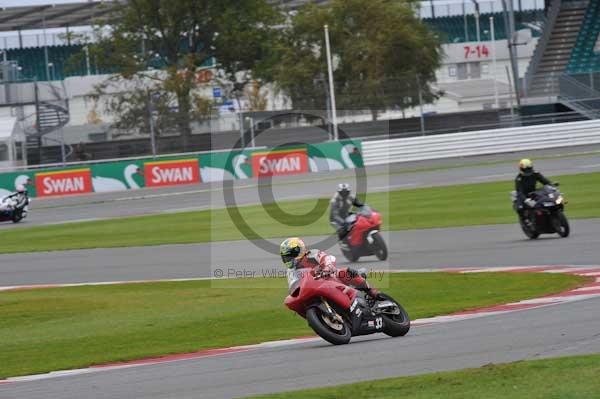 Motorcycle action photographs;Silverstone circuit;Silverstone photographs;Trackday digital images;event digital images;eventdigitalimages;no limits trackday;peter wileman photography;rockingham towcester northamptonshire;trackday;trackday photos