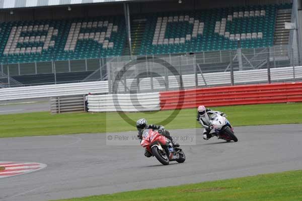 Motorcycle action photographs;Silverstone circuit;Silverstone photographs;Trackday digital images;event digital images;eventdigitalimages;no limits trackday;peter wileman photography;rockingham towcester northamptonshire;trackday;trackday photos