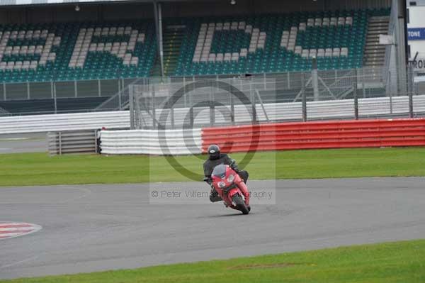 Motorcycle action photographs;Silverstone circuit;Silverstone photographs;Trackday digital images;event digital images;eventdigitalimages;no limits trackday;peter wileman photography;rockingham towcester northamptonshire;trackday;trackday photos
