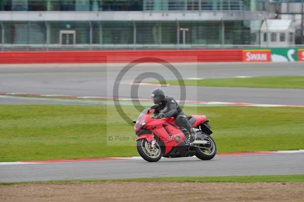 Motorcycle action photographs;Silverstone circuit;Silverstone photographs;Trackday digital images;event digital images;eventdigitalimages;no limits trackday;peter wileman photography;rockingham towcester northamptonshire;trackday;trackday photos