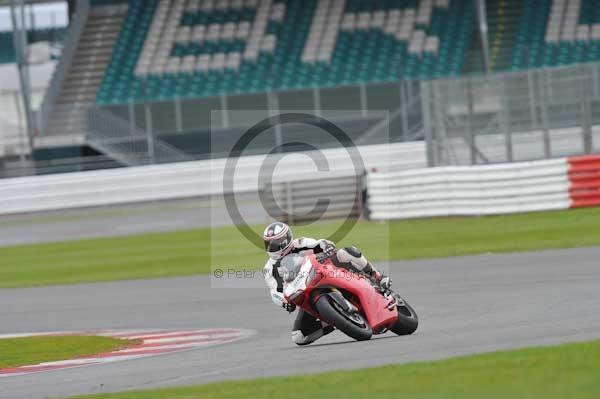 Motorcycle action photographs;Silverstone circuit;Silverstone photographs;Trackday digital images;event digital images;eventdigitalimages;no limits trackday;peter wileman photography;rockingham towcester northamptonshire;trackday;trackday photos