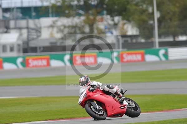 Motorcycle action photographs;Silverstone circuit;Silverstone photographs;Trackday digital images;event digital images;eventdigitalimages;no limits trackday;peter wileman photography;rockingham towcester northamptonshire;trackday;trackday photos