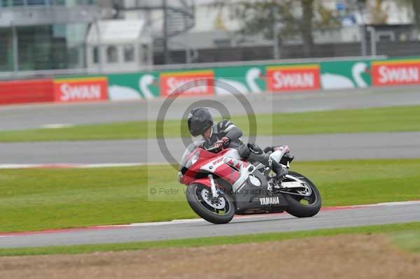 Motorcycle action photographs;Silverstone circuit;Silverstone photographs;Trackday digital images;event digital images;eventdigitalimages;no limits trackday;peter wileman photography;rockingham towcester northamptonshire;trackday;trackday photos