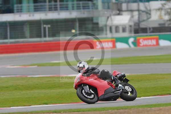 Motorcycle action photographs;Silverstone circuit;Silverstone photographs;Trackday digital images;event digital images;eventdigitalimages;no limits trackday;peter wileman photography;rockingham towcester northamptonshire;trackday;trackday photos