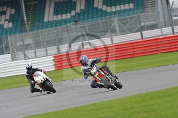 Motorcycle action photographs;Silverstone circuit;Silverstone photographs;Trackday digital images;event digital images;eventdigitalimages;no limits trackday;peter wileman photography;rockingham towcester northamptonshire;trackday;trackday photos