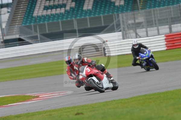 Motorcycle action photographs;Silverstone circuit;Silverstone photographs;Trackday digital images;event digital images;eventdigitalimages;no limits trackday;peter wileman photography;rockingham towcester northamptonshire;trackday;trackday photos