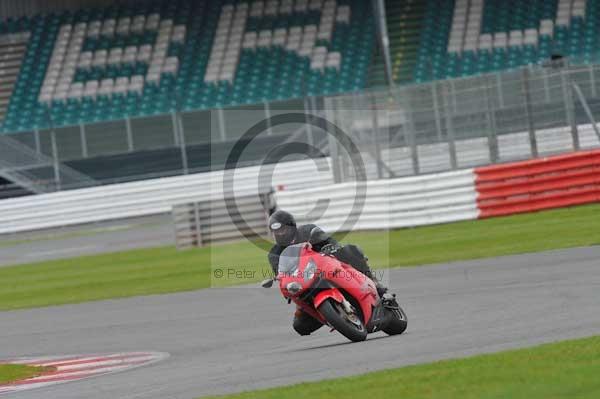 Motorcycle action photographs;Silverstone circuit;Silverstone photographs;Trackday digital images;event digital images;eventdigitalimages;no limits trackday;peter wileman photography;rockingham towcester northamptonshire;trackday;trackday photos