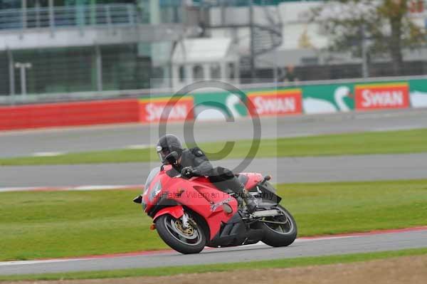 Motorcycle action photographs;Silverstone circuit;Silverstone photographs;Trackday digital images;event digital images;eventdigitalimages;no limits trackday;peter wileman photography;rockingham towcester northamptonshire;trackday;trackday photos