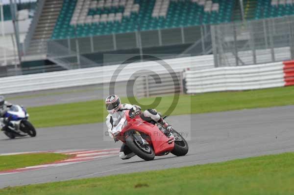 Motorcycle action photographs;Silverstone circuit;Silverstone photographs;Trackday digital images;event digital images;eventdigitalimages;no limits trackday;peter wileman photography;rockingham towcester northamptonshire;trackday;trackday photos