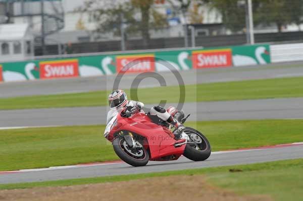 Motorcycle action photographs;Silverstone circuit;Silverstone photographs;Trackday digital images;event digital images;eventdigitalimages;no limits trackday;peter wileman photography;rockingham towcester northamptonshire;trackday;trackday photos