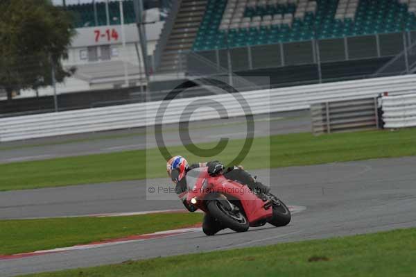 Motorcycle action photographs;Silverstone circuit;Silverstone photographs;Trackday digital images;event digital images;eventdigitalimages;no limits trackday;peter wileman photography;rockingham towcester northamptonshire;trackday;trackday photos