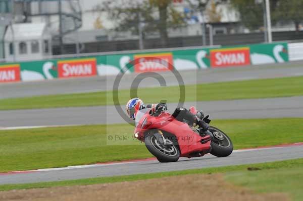 Motorcycle action photographs;Silverstone circuit;Silverstone photographs;Trackday digital images;event digital images;eventdigitalimages;no limits trackday;peter wileman photography;rockingham towcester northamptonshire;trackday;trackday photos