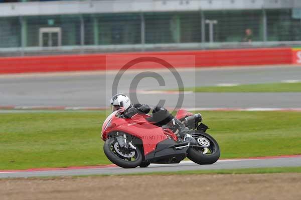 Motorcycle action photographs;Silverstone circuit;Silverstone photographs;Trackday digital images;event digital images;eventdigitalimages;no limits trackday;peter wileman photography;rockingham towcester northamptonshire;trackday;trackday photos