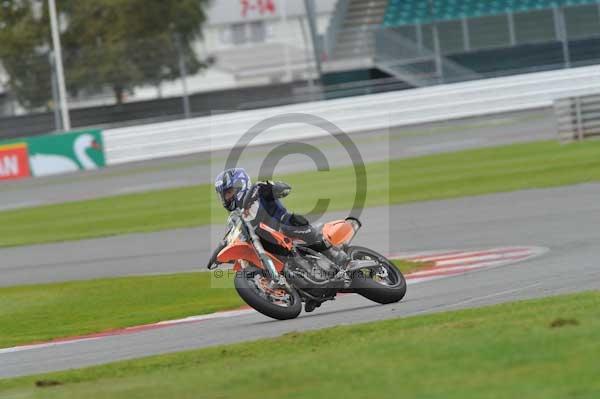 Motorcycle action photographs;Silverstone circuit;Silverstone photographs;Trackday digital images;event digital images;eventdigitalimages;no limits trackday;peter wileman photography;rockingham towcester northamptonshire;trackday;trackday photos