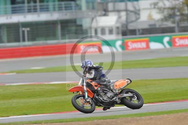 Motorcycle action photographs;Silverstone circuit;Silverstone photographs;Trackday digital images;event digital images;eventdigitalimages;no limits trackday;peter wileman photography;rockingham towcester northamptonshire;trackday;trackday photos