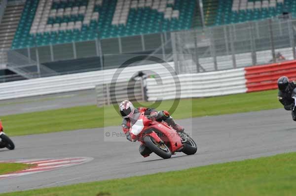 Motorcycle action photographs;Silverstone circuit;Silverstone photographs;Trackday digital images;event digital images;eventdigitalimages;no limits trackday;peter wileman photography;rockingham towcester northamptonshire;trackday;trackday photos