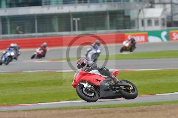 Motorcycle action photographs;Silverstone circuit;Silverstone photographs;Trackday digital images;event digital images;eventdigitalimages;no limits trackday;peter wileman photography;rockingham towcester northamptonshire;trackday;trackday photos