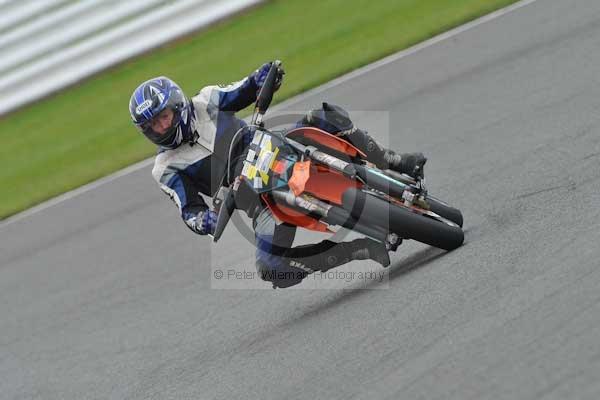 Motorcycle action photographs;Silverstone circuit;Silverstone photographs;Trackday digital images;event digital images;eventdigitalimages;no limits trackday;peter wileman photography;rockingham towcester northamptonshire;trackday;trackday photos
