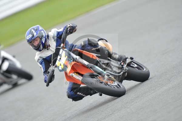 Motorcycle action photographs;Silverstone circuit;Silverstone photographs;Trackday digital images;event digital images;eventdigitalimages;no limits trackday;peter wileman photography;rockingham towcester northamptonshire;trackday;trackday photos