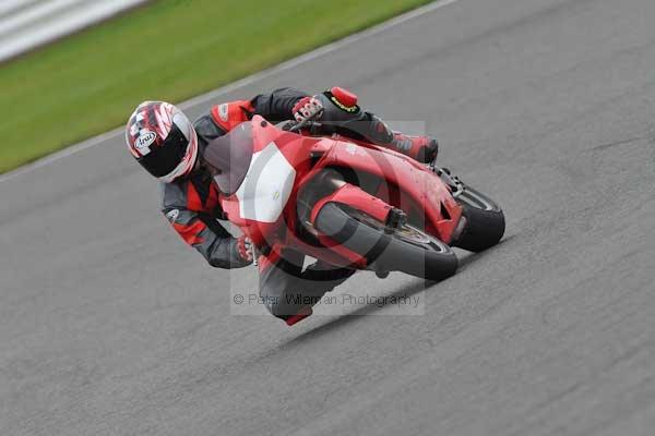 Motorcycle action photographs;Silverstone circuit;Silverstone photographs;Trackday digital images;event digital images;eventdigitalimages;no limits trackday;peter wileman photography;rockingham towcester northamptonshire;trackday;trackday photos