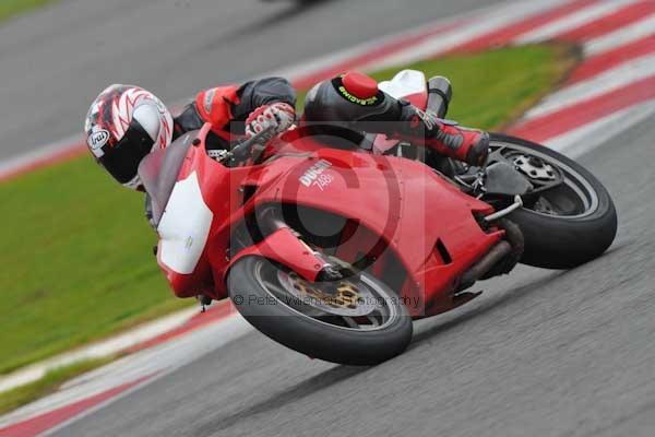 Motorcycle action photographs;Silverstone circuit;Silverstone photographs;Trackday digital images;event digital images;eventdigitalimages;no limits trackday;peter wileman photography;rockingham towcester northamptonshire;trackday;trackday photos