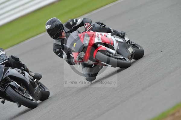 Motorcycle action photographs;Silverstone circuit;Silverstone photographs;Trackday digital images;event digital images;eventdigitalimages;no limits trackday;peter wileman photography;rockingham towcester northamptonshire;trackday;trackday photos