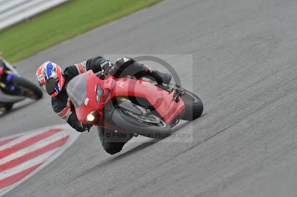 Motorcycle action photographs;Silverstone circuit;Silverstone photographs;Trackday digital images;event digital images;eventdigitalimages;no limits trackday;peter wileman photography;rockingham towcester northamptonshire;trackday;trackday photos