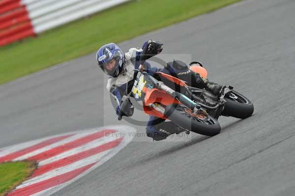 Motorcycle action photographs;Silverstone circuit;Silverstone photographs;Trackday digital images;event digital images;eventdigitalimages;no limits trackday;peter wileman photography;rockingham towcester northamptonshire;trackday;trackday photos