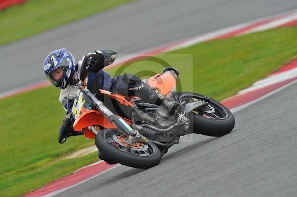 Motorcycle action photographs;Silverstone circuit;Silverstone photographs;Trackday digital images;event digital images;eventdigitalimages;no limits trackday;peter wileman photography;rockingham towcester northamptonshire;trackday;trackday photos