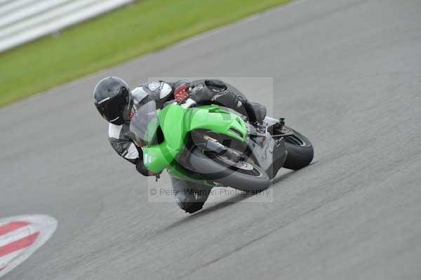 Motorcycle action photographs;Silverstone circuit;Silverstone photographs;Trackday digital images;event digital images;eventdigitalimages;no limits trackday;peter wileman photography;rockingham towcester northamptonshire;trackday;trackday photos