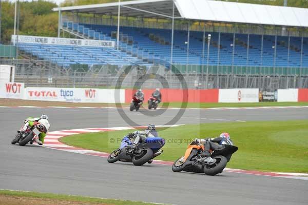Motorcycle action photographs;Silverstone circuit;Silverstone photographs;Trackday digital images;event digital images;eventdigitalimages;no limits trackday;peter wileman photography;rockingham towcester northamptonshire;trackday;trackday photos