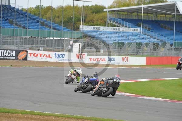 Motorcycle action photographs;Silverstone circuit;Silverstone photographs;Trackday digital images;event digital images;eventdigitalimages;no limits trackday;peter wileman photography;rockingham towcester northamptonshire;trackday;trackday photos