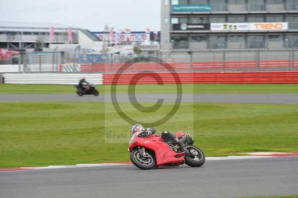 Motorcycle action photographs;Silverstone circuit;Silverstone photographs;Trackday digital images;event digital images;eventdigitalimages;no limits trackday;peter wileman photography;rockingham towcester northamptonshire;trackday;trackday photos