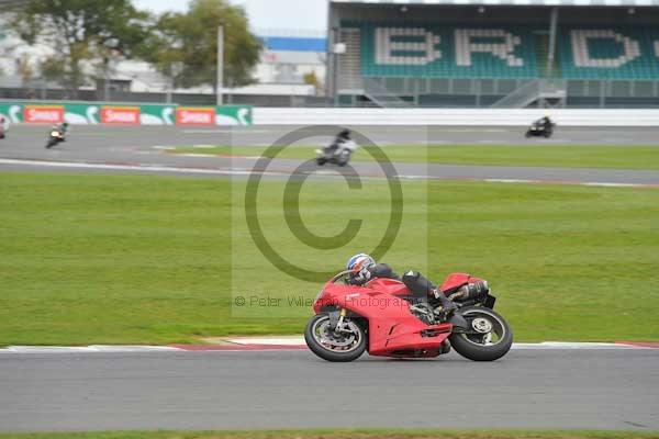 Motorcycle action photographs;Silverstone circuit;Silverstone photographs;Trackday digital images;event digital images;eventdigitalimages;no limits trackday;peter wileman photography;rockingham towcester northamptonshire;trackday;trackday photos