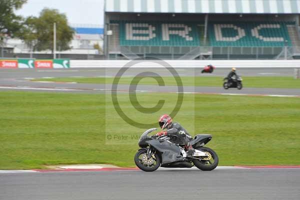 Motorcycle action photographs;Silverstone circuit;Silverstone photographs;Trackday digital images;event digital images;eventdigitalimages;no limits trackday;peter wileman photography;rockingham towcester northamptonshire;trackday;trackday photos