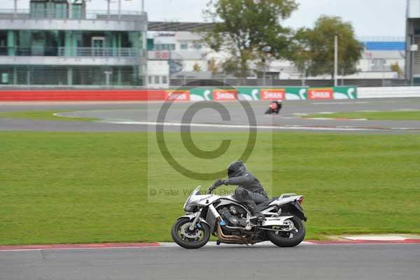Motorcycle action photographs;Silverstone circuit;Silverstone photographs;Trackday digital images;event digital images;eventdigitalimages;no limits trackday;peter wileman photography;rockingham towcester northamptonshire;trackday;trackday photos