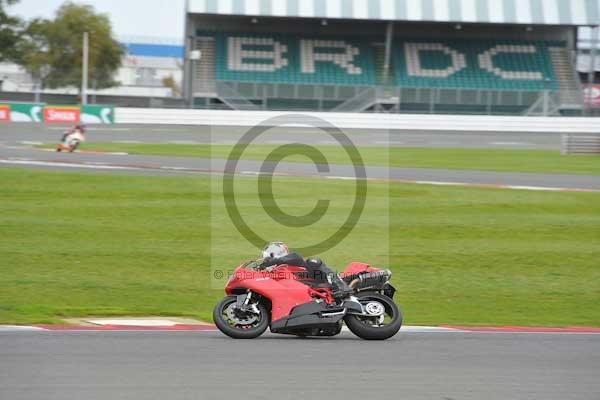 Motorcycle action photographs;Silverstone circuit;Silverstone photographs;Trackday digital images;event digital images;eventdigitalimages;no limits trackday;peter wileman photography;rockingham towcester northamptonshire;trackday;trackday photos