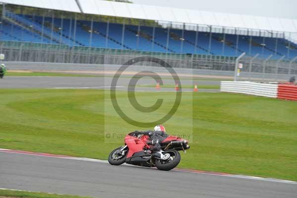 Motorcycle action photographs;Silverstone circuit;Silverstone photographs;Trackday digital images;event digital images;eventdigitalimages;no limits trackday;peter wileman photography;rockingham towcester northamptonshire;trackday;trackday photos