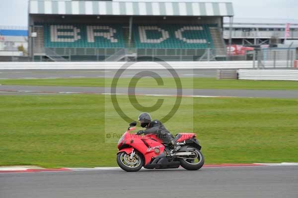 Motorcycle action photographs;Silverstone circuit;Silverstone photographs;Trackday digital images;event digital images;eventdigitalimages;no limits trackday;peter wileman photography;rockingham towcester northamptonshire;trackday;trackday photos